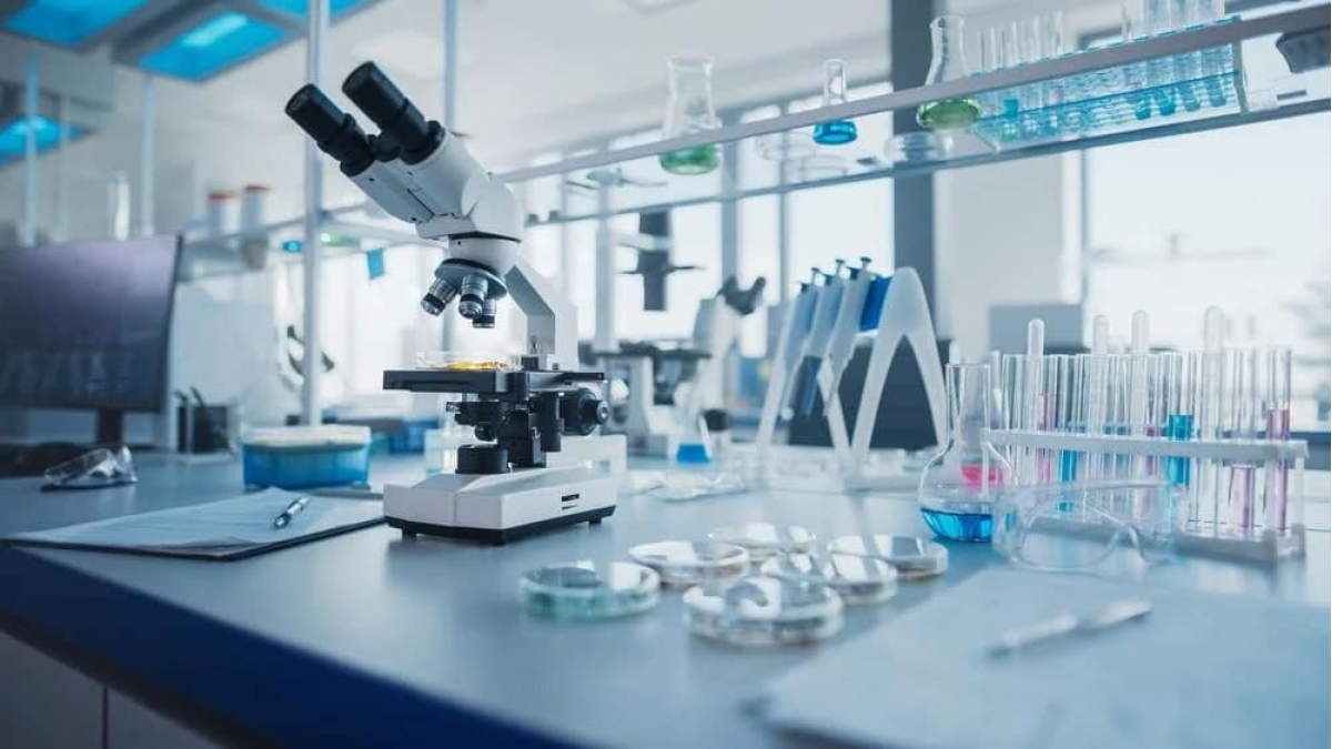 Tại vì sao nên dùng quạt hút chịu aicd trong hệ thống phòng thí nghiệm